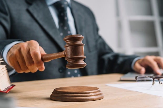 Padre demanda a su hijo para que no use su apellido