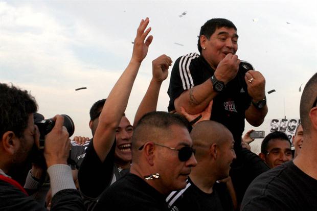 Maradona debutó con triunfo como ‘técnico anímico’ en quinta división