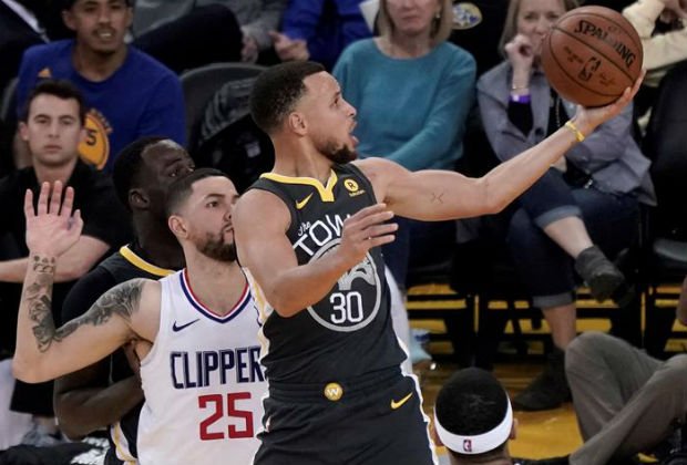 Curry se le disloca un dedo