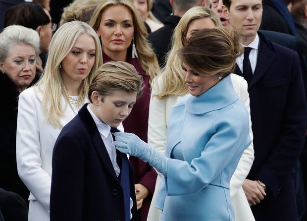 Embarazoso momento de Barron Trump con su madre en la investidura