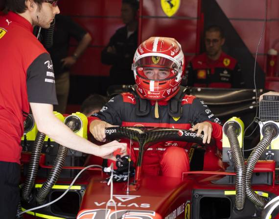 El monegasco Charles Leclerc, de Ferrari, aborda su bólido en el garaje durante la segunda práctica para el Gran Premio de Canadá, el viernes 17 de junio de 2022, en Montreal (Paul Chiasson/The Canadian Press via AP)