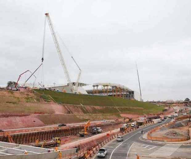 Tres personas mueren al derrumbarse techo en estadio del Mundial