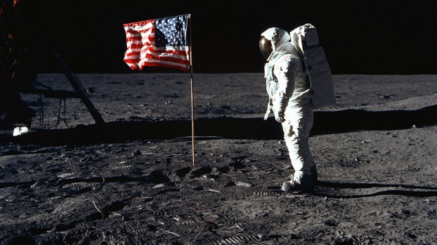 Famoso basquetbolista duda del alunizaje y la NASA le responde