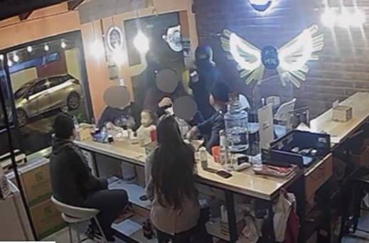 Tres sujetos asaltan restaurante en La Mañosca, centro-norte de Quito