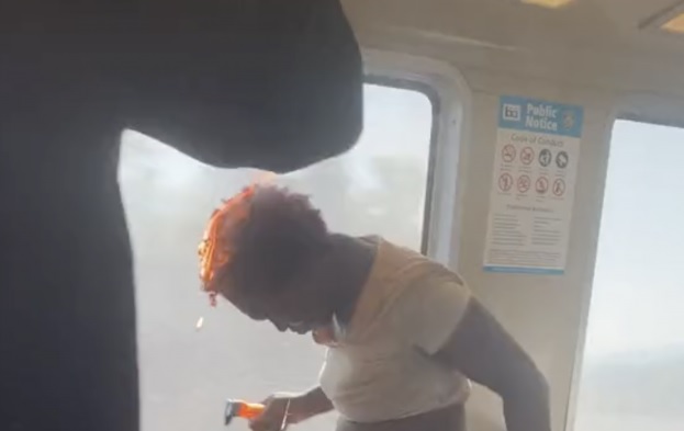 Mujer viaja en tren con cabello en llamas