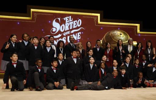 MADRID, 22/12/2025.- Los niños de San Ildefonso posan tras la celebración del Sorteo Extraordinario de Navidad este lunes en el Teatro Real de Madrid. EFE/Chema Moya