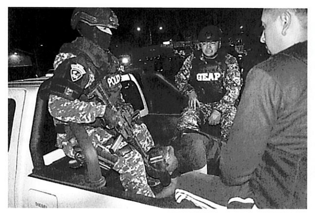 Según la versión de uno de los militares, uno de los menores se golpeó accidentalmente con un fusil cuando fue lanzado al balde de la camioneta.