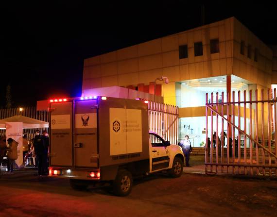 Un vehículo de medicina legal ingresa al centro forense en la ciudad de Cuenca (Ecuador), este 3 de abril de 2022. EFE/Robert Puglla