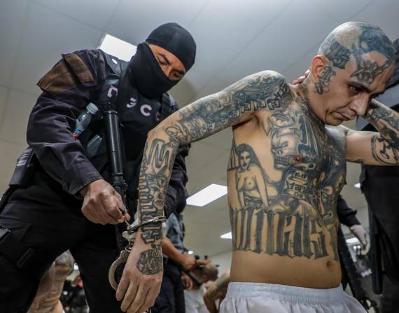 Fotografía cedida por el gobierno de El Salvador donde se registra el traslado de un pandillero al Centro de Confinamiento del Terrorismo (CECOT), hoy en La madrugada en Tecoluca (El Salvador).
