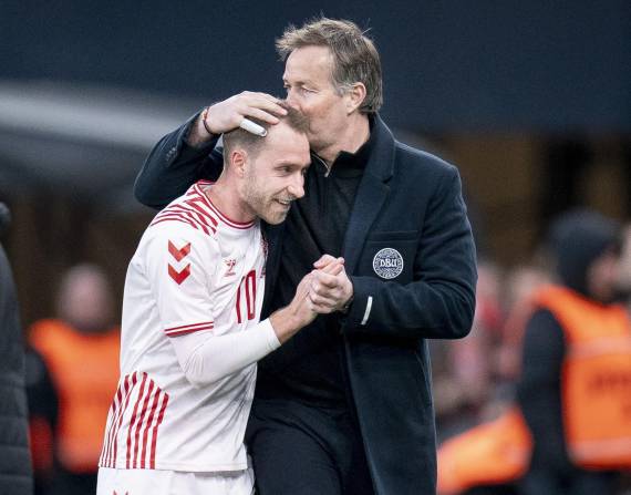 Christian Eriksen de Dinamarca (L) y el entrenador en jefe de Dinamarca Kasper Hjulmand durante el partido amistoso de fútbol internacional entre Dinamarca y Serbia en el Parque, Copenhague