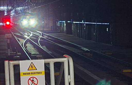 Imagen referencial de un tren del Metro de Quito avanzando en el túnel.
