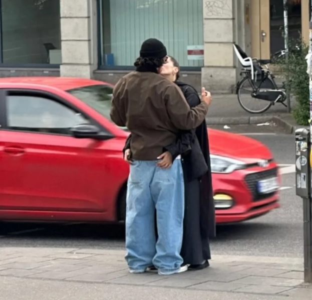 Fotografía captando a Rosalía besando a Emilio Sakraya.