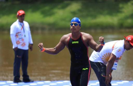 Farinango celebrando su medalla de oro.