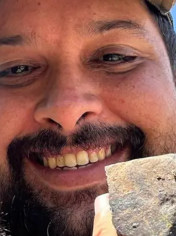 Roberto Vargas dejó su trabajo terapeuta de salud mental para dedicarse a recorrer el mundo en busca de rocas caídas del espacio.