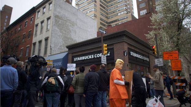 Imagen de las protestas contra Starbucks por discriminación racial, en 2018.