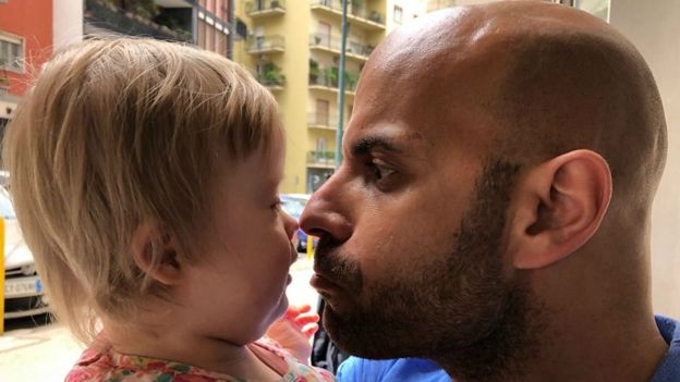 La conmovedora historia del soltero gay que adoptó a una bebé con síndrome de Down