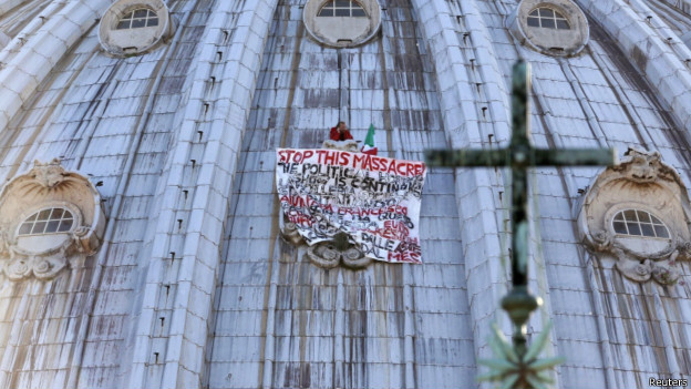 Empresario se sube a la cúpula de El Vaticano para protestar por la crisis