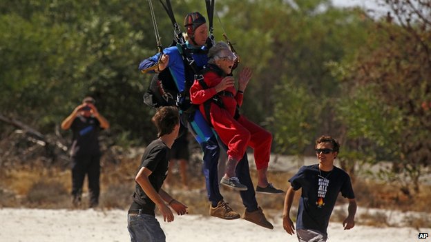 (VIDEO) La intérprida celebración de Georgina Harwood y sus 100 años