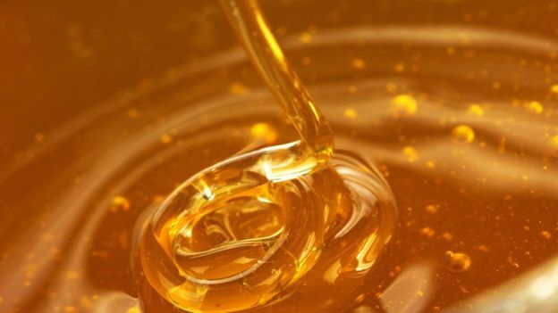 ¿Qué hace que la miel sea eterna y no se estropee?