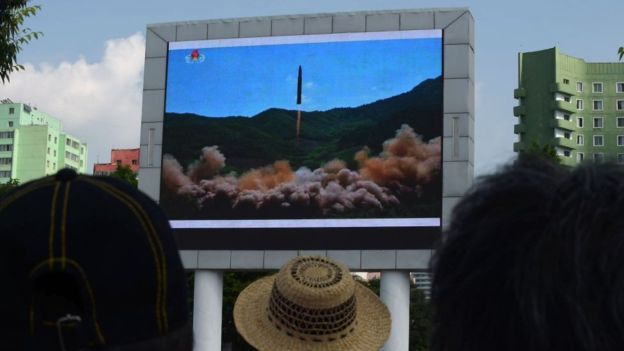Cómo es y cómo funciona el misil balístico que Corea del Norte probó en el Mar de Japón