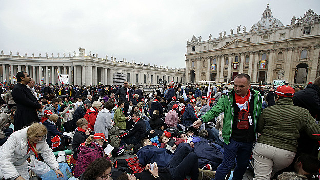 Cientos de miles de fieles ya llenan Plaza de San Pedro para la canonización
