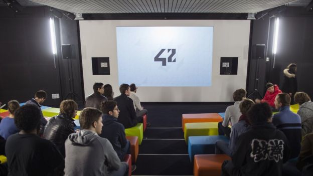 Cómo es 42, la universidad francesa de tecnología que no tiene profesores