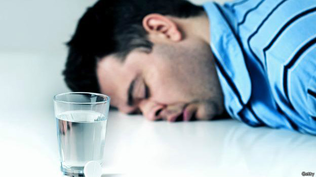 ¿Realmente mezclar bebidas alcohólicas da resaca?