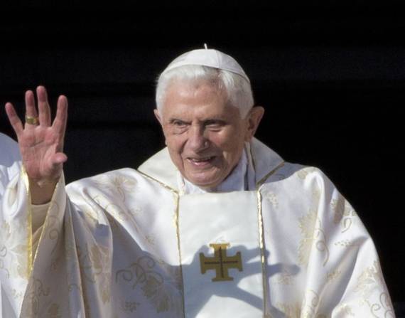 El director editorial del Vaticano sostiene que Joseph Ratzinger tuvo la disposición para reunirse y escuchar a las víctimas y pedirles perdón.