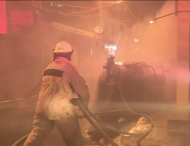 Imagen de bomberos interviniendo en el incendio de un vehículo, en el centro de Guayaquil.