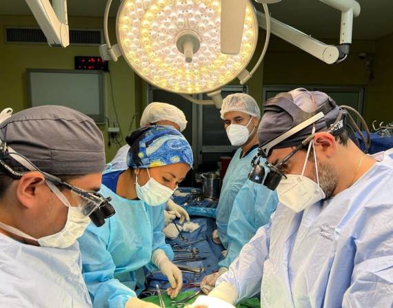 Equipo de cirujanos realiza una cirugía cardíaca.