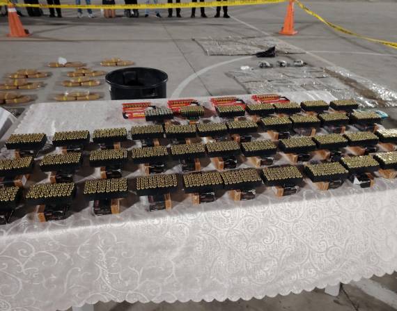 Dos personas fueron detenidas en Manta. La Policía descubrió una vivienda donde se almacenaba droga y miles de municiones.