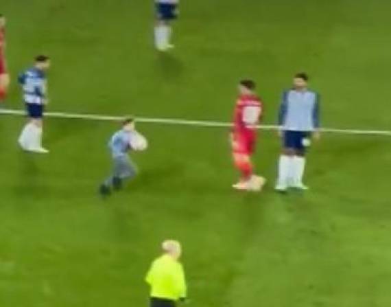 Niño se roba balón en pleno partido de Champions League