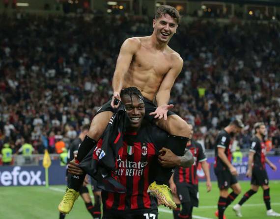 El AC Milan celebrando la victoria sobre uno de sus eternos rivales en el Calcio.