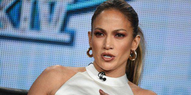 Jennifer López escupe sobre la mano de una asistente y la destruyen en redes, lo que no sabían era la realidad detrás del video