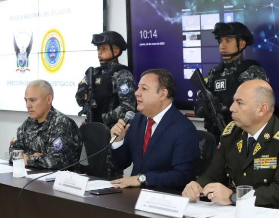 Juan Zapata, ministro del Interior, en rueda de prensa con altos mandos de la Policía.