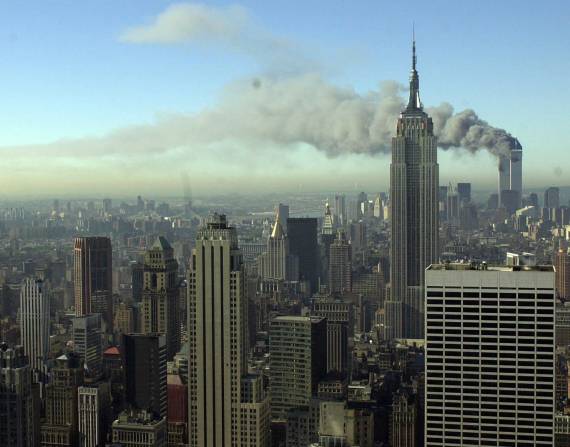 El humo se extiende sobre la ciudad de Nueva York después de que dos aviones secuestrados fueron estrellados en las torres gemelas el 11 de septiembre de 2001.