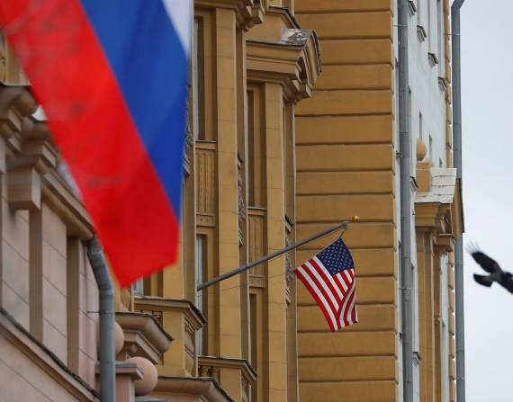 Foto de archivo de la bandera estadounidense en el edificio de su Embajada en Moscú.