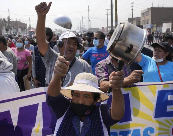 Conductores y residentes protestan en la Autopista Central, a las afueras de Lima, Perú, el lunes 4 de abril de 2022.