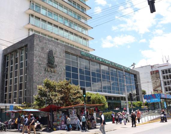 Imagen de archivo del edificio del IESS, en el centro de Quito.