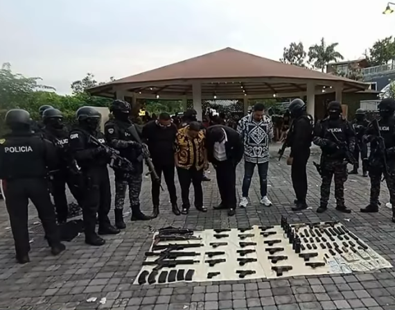 Imagen de cuatro de los 33 detenidos en un operativo en una fiesta en Vía a la Costa, Guayaquil, el viernes 10 de mayo.