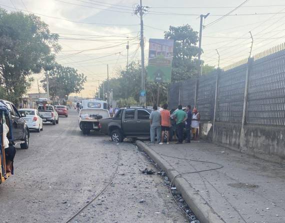 El domingo 24 de julio hubo una camioneta se impactó contra un poste de alumbrado público afuera del relleno sanitario Las Iguanas.
