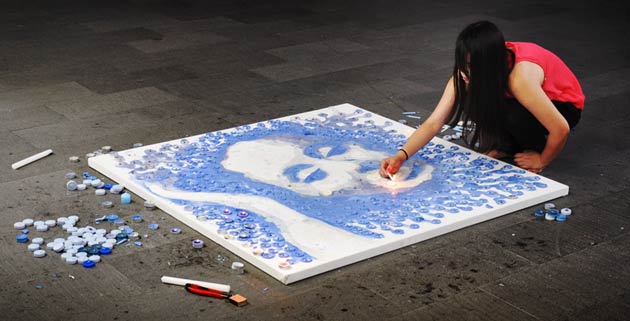 Hong Yi, la artista que hizo un retrato de Jackie Chang con 64.000 palillos