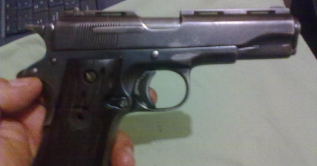 Niño mexicano resulta herido al dispararse el arma de su maestro