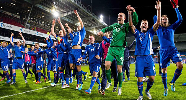 Islandia saca un empate en inferioridad que deja abierta la vuelta