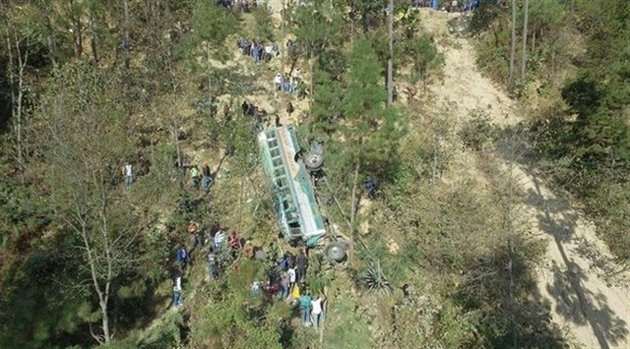 Ocho fallecidos y 21 personas heridas tras accidente de bus en Guatemala