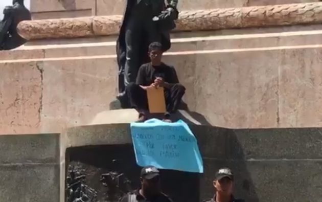 Padre consigue matrícula tras encadernarse en Guayaquil