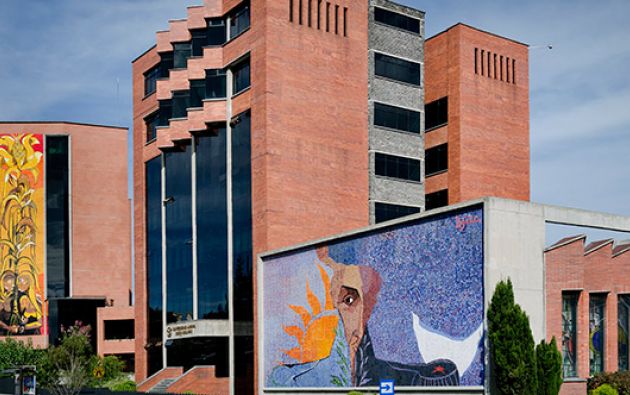 Correa advierte de salida de U. Andina si no acata ley local