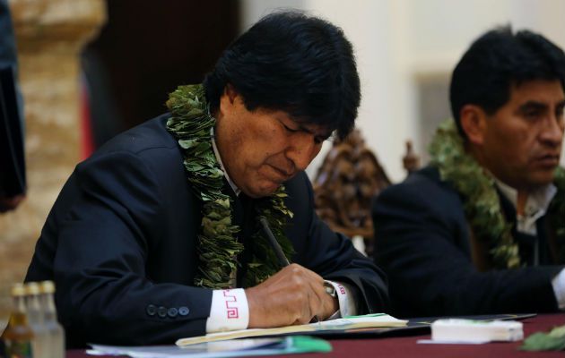 Morales aprueba ley de coca tras tratamiento médico en Cuba