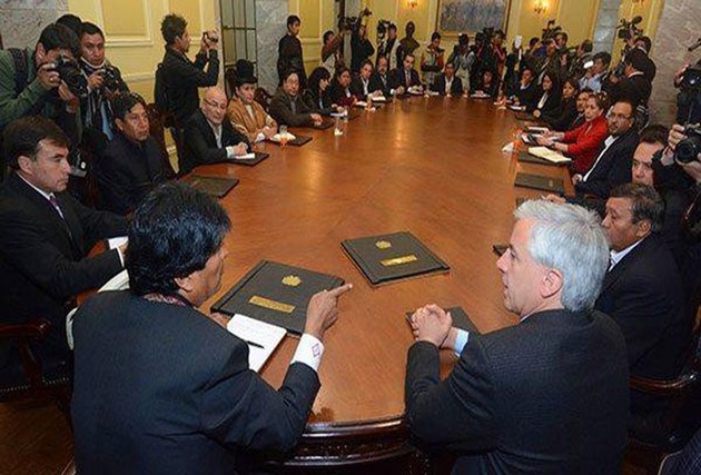 Evo Morales nombra diez nuevos ministros tras renuncia masiva