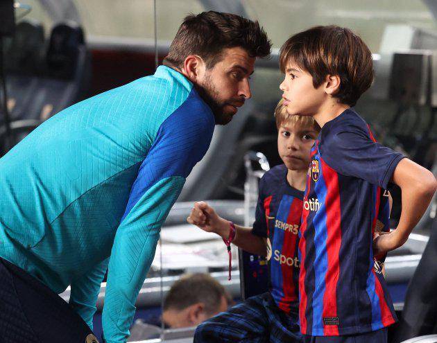 Imagen de archivo de Gerard Piqué junto a sus hijos, Milan de 10 años y Sasha de 8 años en medio de un partido del Barcelona F.C.